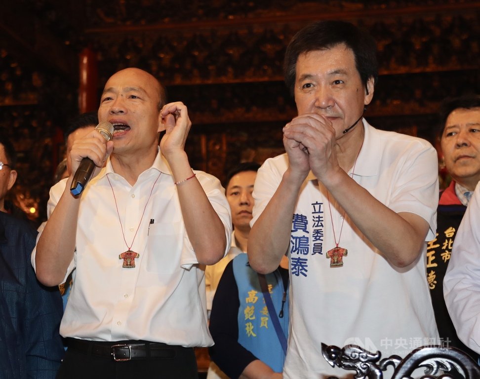 國民黨總統參選人韓國瑜(前左)18日與立委參選人費鴻泰(前右)前往台北松山慈祐宮參香,並呼籲選民支持費鴻泰。中央社記者張皓安攝 108年11月18日