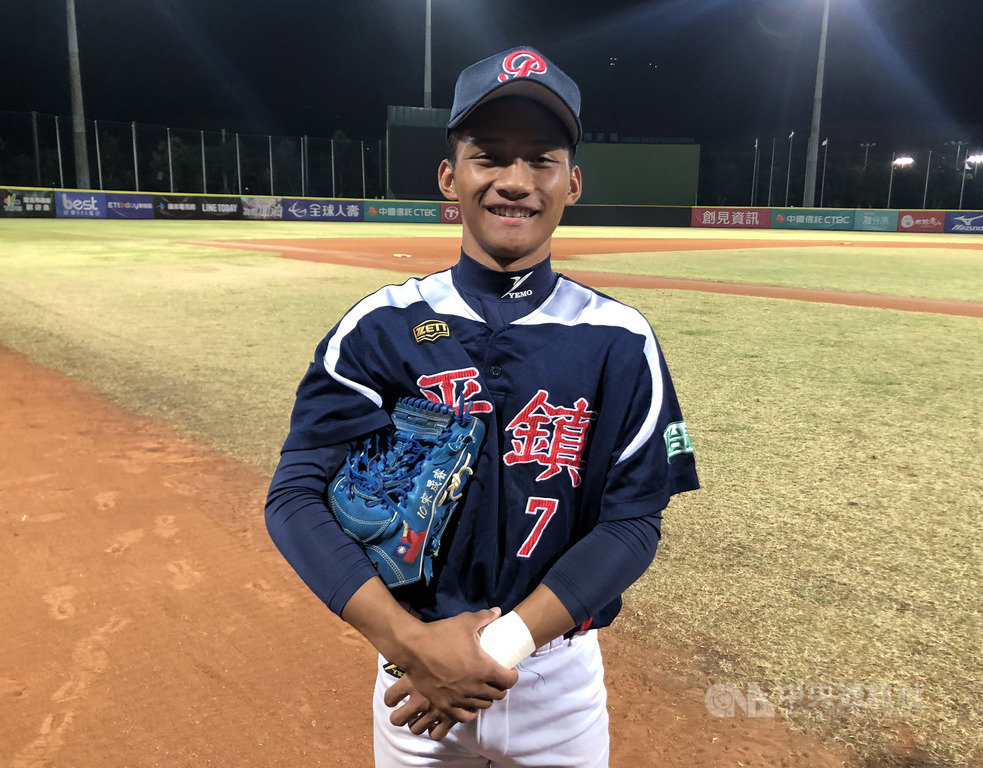 2019年第7屆黑豹旗全國高中棒球大賽32強賽登場,平鎮高中與陽明高中18日在天母球場碰頭,平鎮林翊翔8局敲出關鍵三壘打,率隊以7比3奪勝晉級。中央社記者謝靜雯攝 108年11月18日