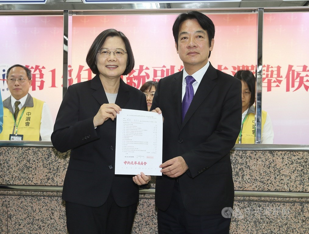 中央選舉委員會18日起受理第15任總統、副總統選舉參選登記,尋求連任的民進黨總統參選人蔡英文(前左)19日下午與搭檔賴清德(前右)前往中選會,正式登記參選。中央社記者謝佳璋攝 108年11月19日