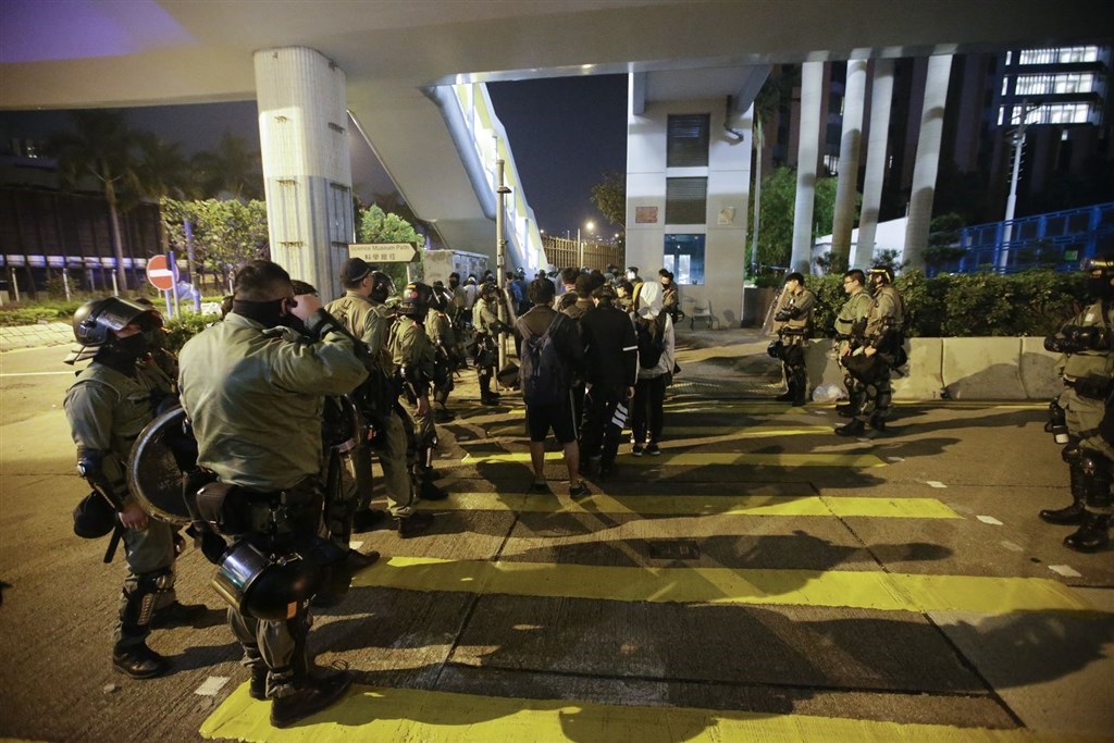 19日凌晨被港警逮捕的台籍戴姓女高中生20日獲保釋。圖為19日凌晨多名中學校長及前立法會主席曾鈺成等人歷經7個多小時,成功將數十名學生帶離理大校園。(檔案照片/美聯社)