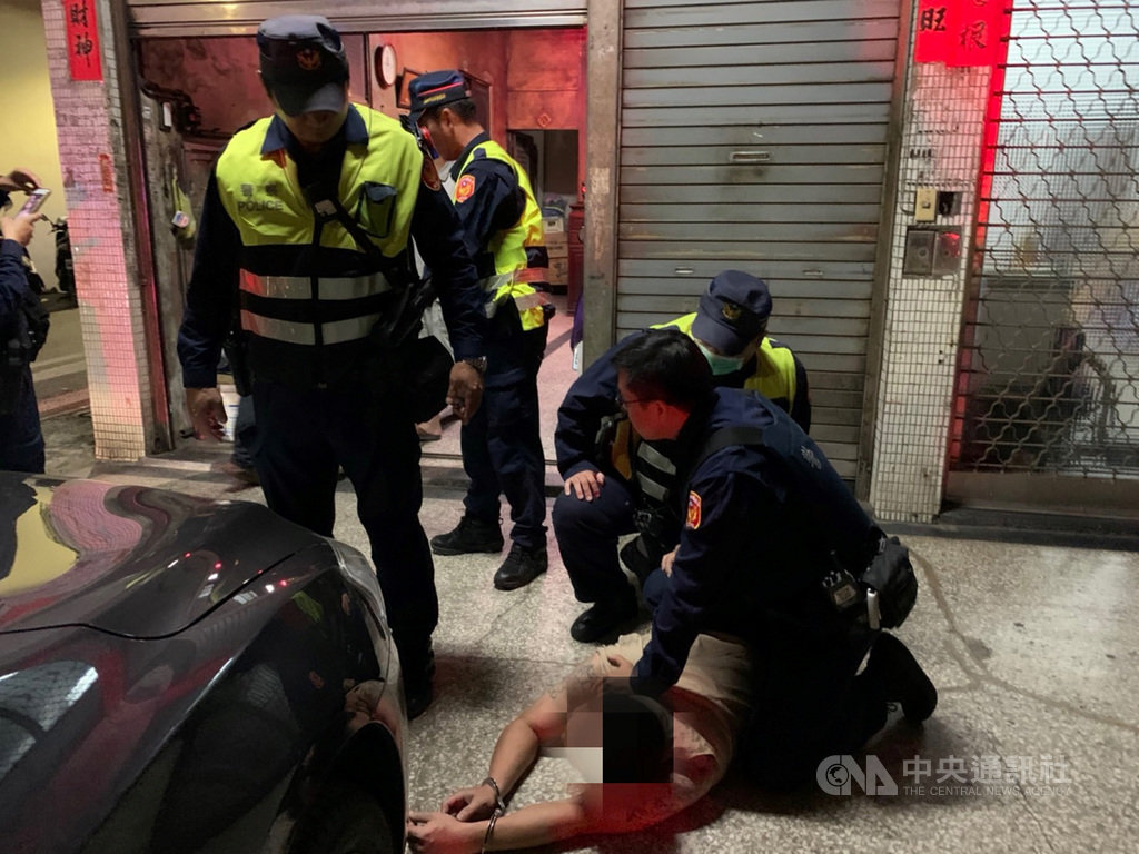 高雄市三民區陳姓男子近期遭人密集檢舉紅線違停,19日凌晨酒後找鄰居理論,一言不合竟持大榔頭攻擊鄰居,警方快打部隊趕往處理,緊急將頭部和腳被打傷的受害人送醫,並將行凶的陳男壓制帶回偵辦。(警方提供)中央社記者陳朝福傳真 108年11月19日