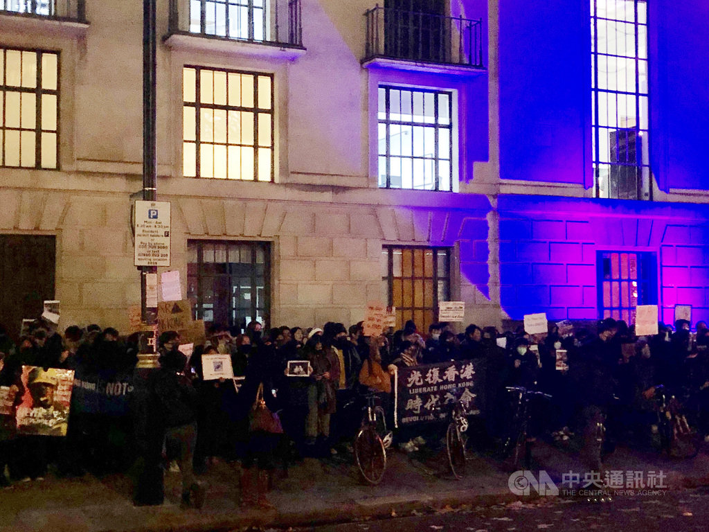 海外港人18日晚間到中國駐英大使館外高呼口號抗議,並合唱「我願榮光歸香港」。中央社記者戴雅真倫敦攝 108年11月19日