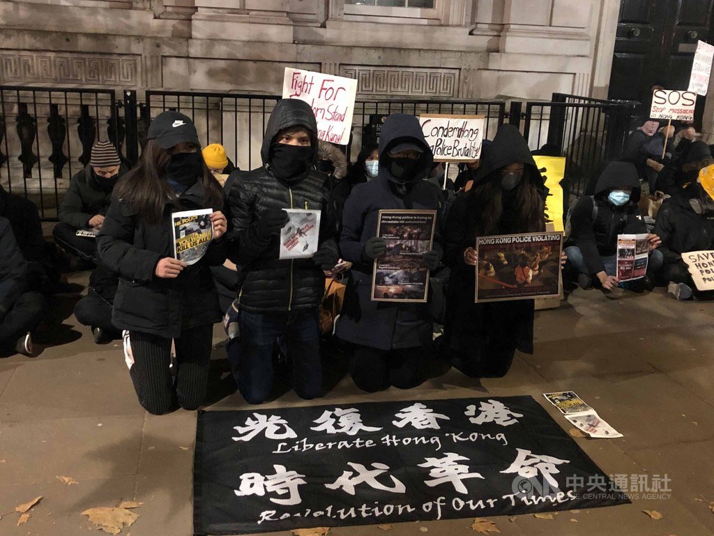 海外港人18日晚間號召緊急集會,之後更在攝氏5度低溫下,到唐寧街10號外靜坐。中央社記者戴雅真倫敦攝 108年11月19日