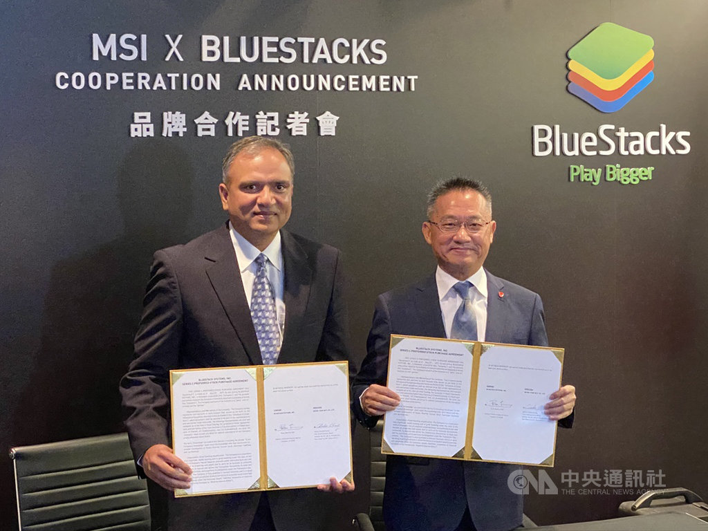 電競大廠微星總經理江勝昌(右)19日與手遊模擬器廠BlueStacks執行長夏瑪(Rosen Sharma)簽約合作,讓BlueStacks的模擬器與微星電競PC全面整合。中央社記者吳家豪攝 108年11月19日