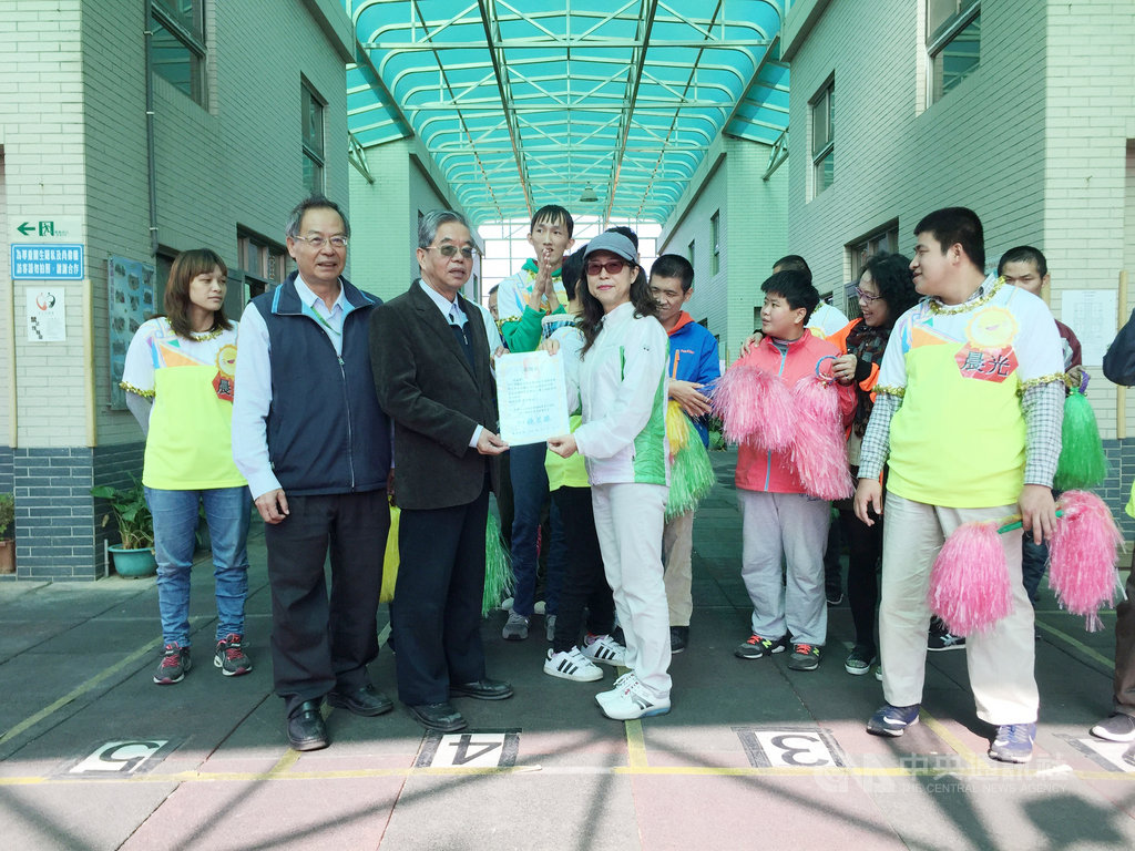 為回饋金門並促進地區發展,金門酒廠董事長李增財(前左2)19日將暑期活動盈餘全數捐贈私立晨光教養家園,園長施美珠(前左3)率園生接受,並回贈感謝狀。中央社記者黃慧敏攝 108年11月19日