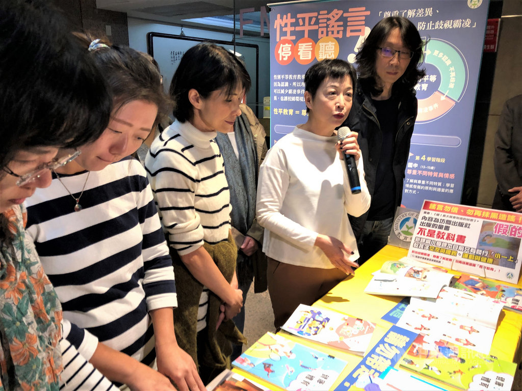 水牛書店負責人劉昭儀(右2)、作家尉遲秀(右)19日在民進黨籍立委蘇巧慧等人邀請下,到教育部審視國中小性平教材,認為現行課堂教的已經是「打安全牌」。中央社記者陳至中台北攝 108年11月19日
