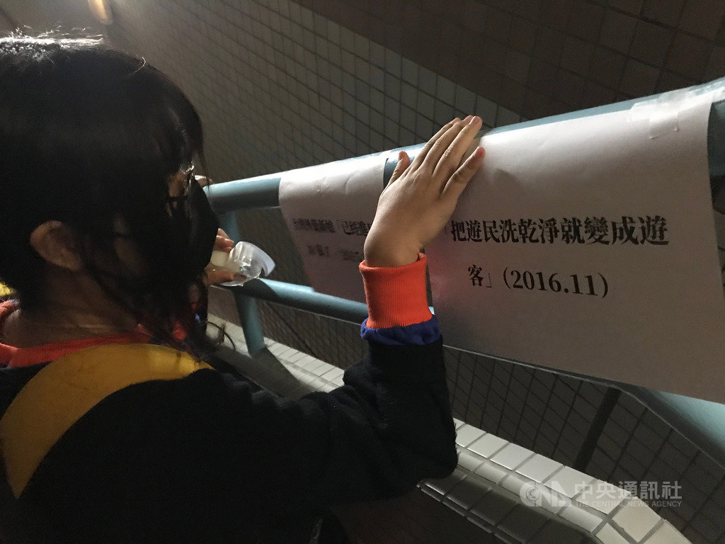 部分東吳大學學生為表達反對台北市長柯文哲到校演說立場,19日在校內欄杆扶手貼上柯文哲過往「失言」語句內容,傳達無聲抗議。中央社記者梁珮綺攝 108年11月19日