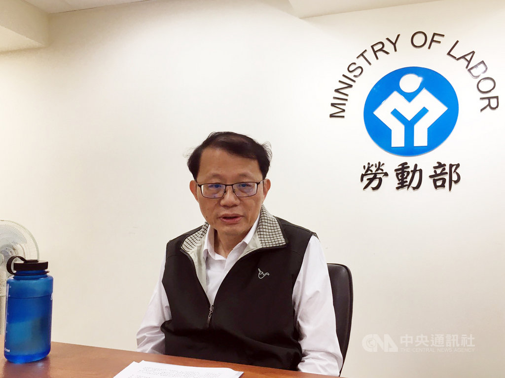 為避免雇主規避責任用承攬方式僱傭勞工,勞動部19日發布「勞動契約認定指導原則」並製作勞動契約從屬性判斷檢核表,詳列25項檢核事項。圖為勞動部勞動關係司長王厚偉說明內容。中央社記者吳欣紜攝 108年11月19日