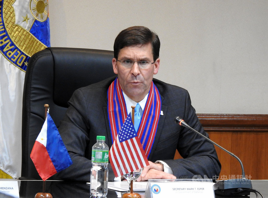 美國國防部長艾斯培(Mark Esper)19日訪問菲律賓,與菲律賓國防部長羅倫沙納會面,並重申美國對菲美共同防禦條約的承諾。中央社記者陳妍君馬尼拉攝 108年11月19日