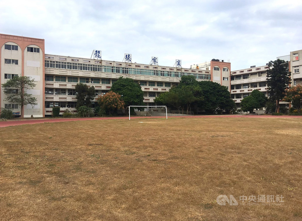 苗栗縣私立龍德家商19日舉行記者會宣布改制計畫,董事長徐毓清表示,學校申請改制為私立耶魯國民中小學,經縣府初審通過,准予籌備,將是全台第一間由私立高職改制為國中小的學校。(校方提供)中央社記者管瑞平傳真 108年11月19日