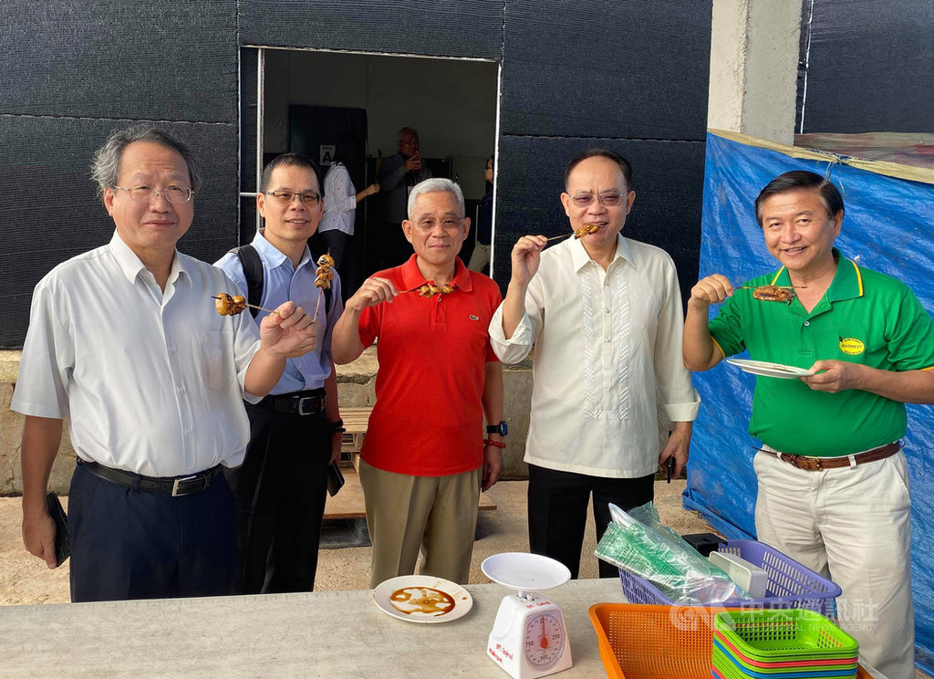 農委會副主委黃金城(左1)19日在駐菲代表徐佩勇(正中)陪同下,前往菲律賓碧瑤市的台菲洋菇示範農場考察,現場試吃烤洋菇。(駐菲代表處提供)中央社記者陳妍君傳真 108年11月19日