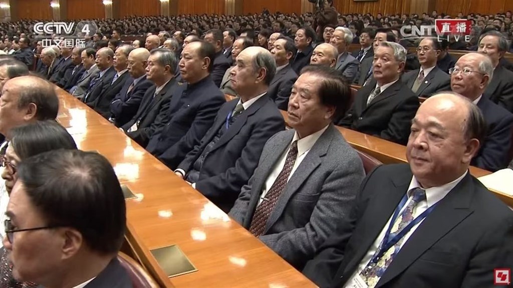 曾赴中國聆聽中共總書記習近平演說的退將吳斯懷(前右)被列入國民黨不分區,引發議論。(圖取自CCTV中文国际 YouTube頻道網頁youtube.com)