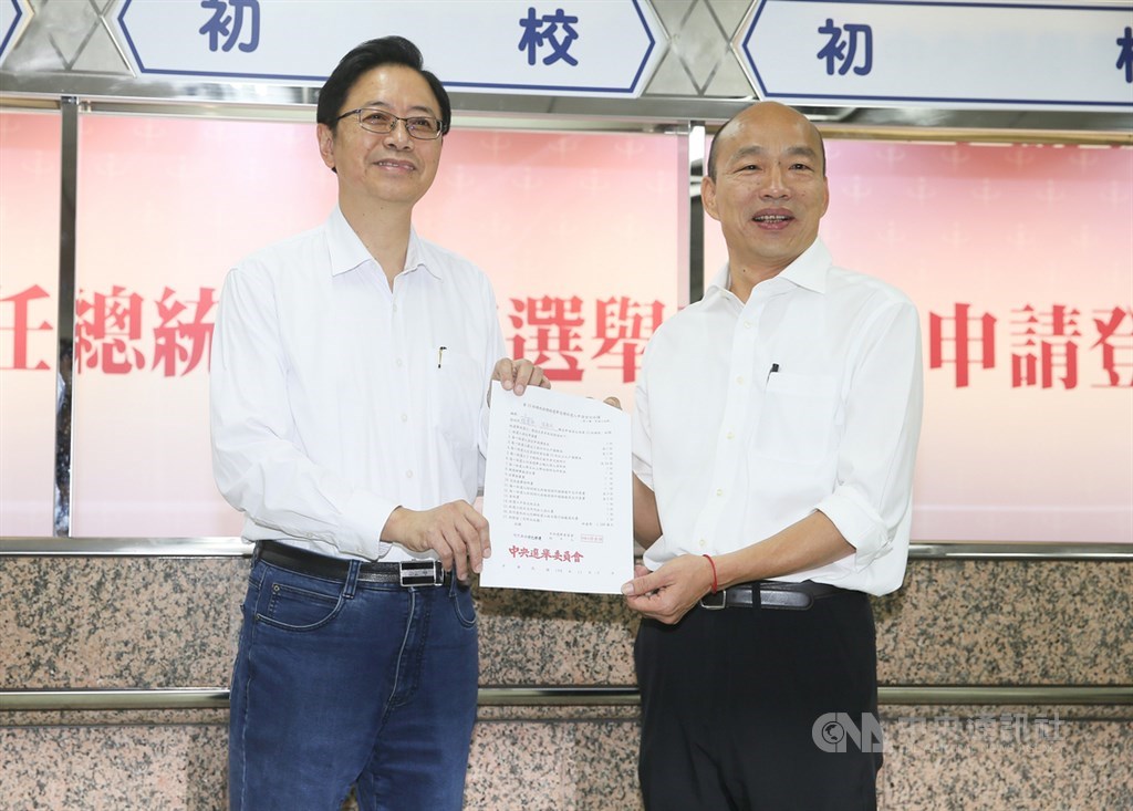 國民黨總統參選人韓國瑜(右)陣營規劃,接下來固本、拓票雙管齊下,繼續傾聽之旅,並仰賴副手張善政(左)爭取知識藍及青年選票。圖為韓國瑜、張善政18日上午前往中選會登記參選。中央社記者謝佳璋攝 108年11月18日
