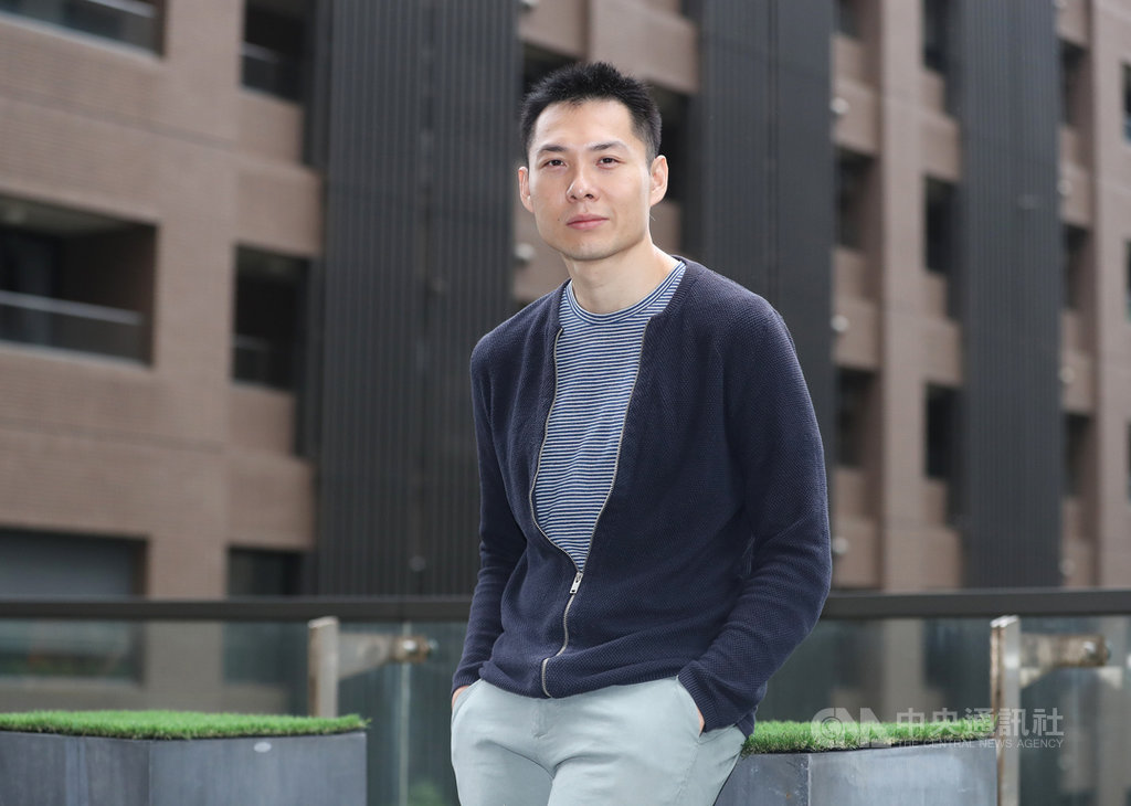 新加坡導演陳哲藝執導電影「熱帶雨」,他接受中央社專訪表示,花了3年完成劇本的「熱帶雨」,創作一開始,就是從女老師一角出發,並從中加入個人情感,與他近年對新加坡社會的觀察,建立起這名女性面對的人生危機。中央社記者張皓安攝 108年11月19日