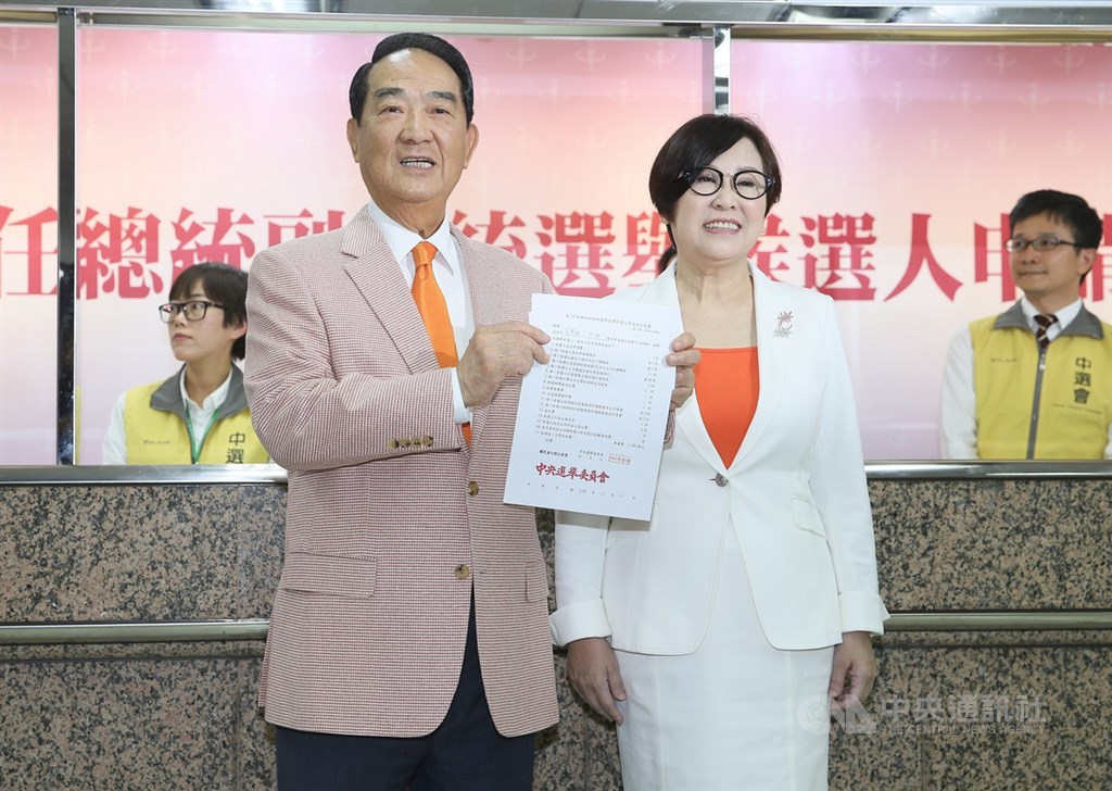 親民黨總統參選人宋楚瑜(前左)13日宣布參選後,隨即馬不停蹄展開選舉行程,並接受各種專訪勤於「空戰」。圖為宋楚瑜與親民黨副總統參選人余湘(前右)18日前往中選會登記參選。中央社記者謝佳璋攝 108年11月18日
