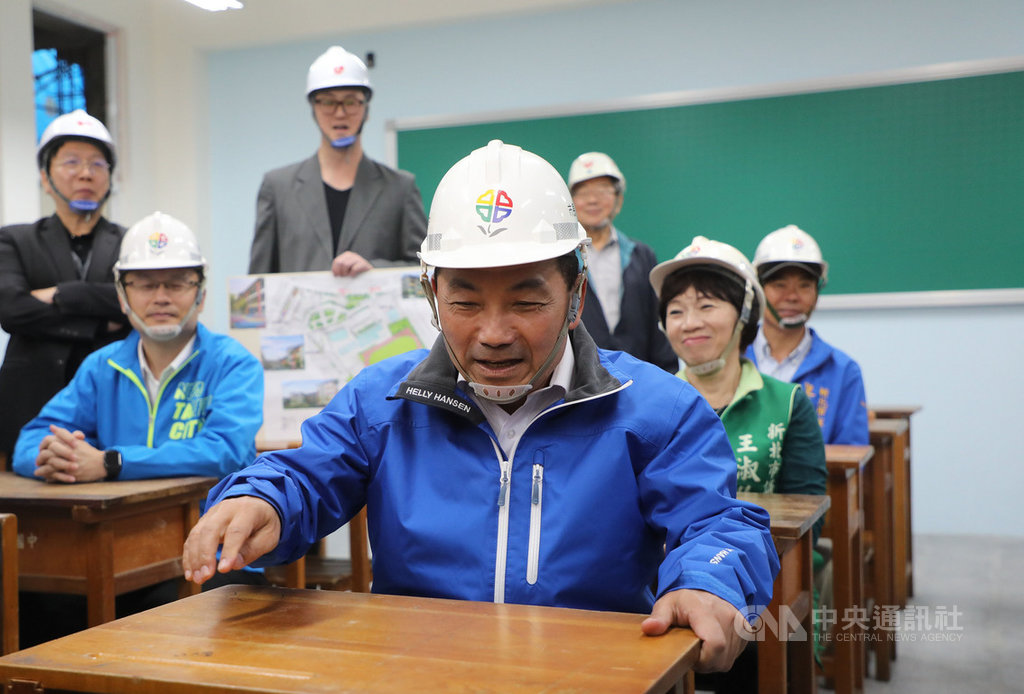 新北市長侯友宜(前)19日視察板橋區江翠國中老舊校舍整建工程,實際體驗課桌椅等教學環境,要求第1期工程能如期如質於109年6月完工。中央社記者王鴻國攝 108年11月19日
