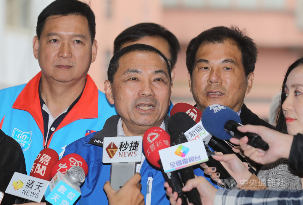 新北市長侯友宜(前)19日視察板橋區江翠國中老舊校舍整建工程時受訪,被問及選舉議題時,侯友宜表示,市政行程永遠是他最關心、最重視的,永遠先把市政行程擺在前面。中央社記者王鴻國攝 108年11月19日