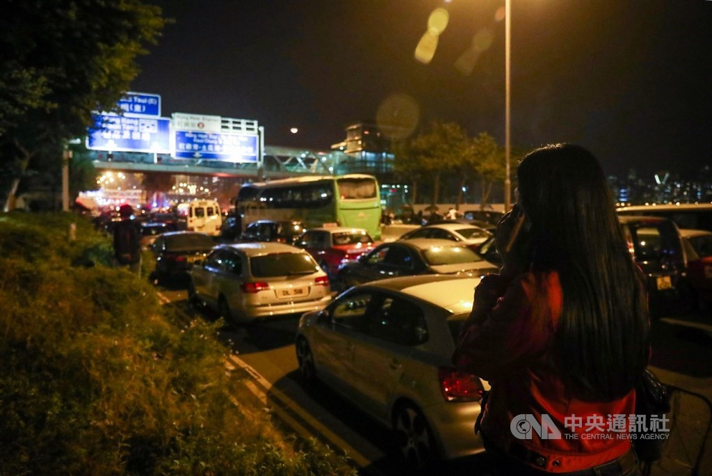 香港理工大學內的反送中示威者持續被港警包圍,更有一名台籍戴姓女高中生也被困在校內。家長已請求陸委會駐港辦事處協助。中央社記者吳家昇攝 108年11月19日