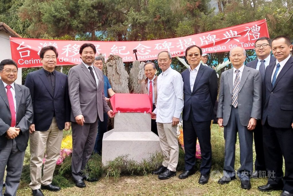 吳新興(前排右4)、莫基市副市長阿部(前排右5)出席台灣移民紀念碑揭牌典禮,共同見證1955年8月25日為台灣移民日。(聖保羅華僑文教中心提供)中央社記者唐雅陵聖保羅傳真 108年11月19日