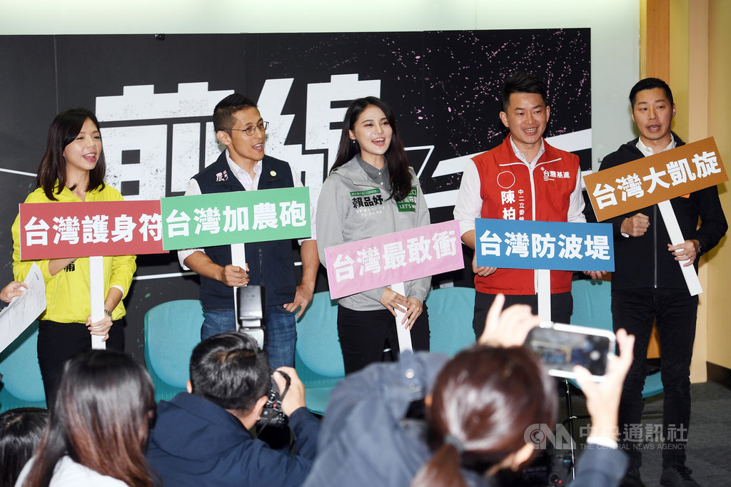 民進黨立委參選人吳怡農(左2)及賴品妤(中)19日宣布,加入由無黨籍立委洪慈庸(左)、林昶佐(右)與台灣基進立委參選人陳柏惟(右2)共組的跨黨派聯盟「前線」。中央社記者施宗暉攝 108年11月19日