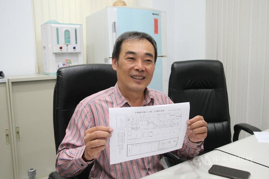 中國國民黨台南市黨部主委謝龍介提出參選黨主席計畫後,支持者發起入黨行動。謝龍介之友會長蘇滄洲(圖)19日上午到台南市黨部辦理入黨手續。中央社記者楊思瑞攝 108年11月19日