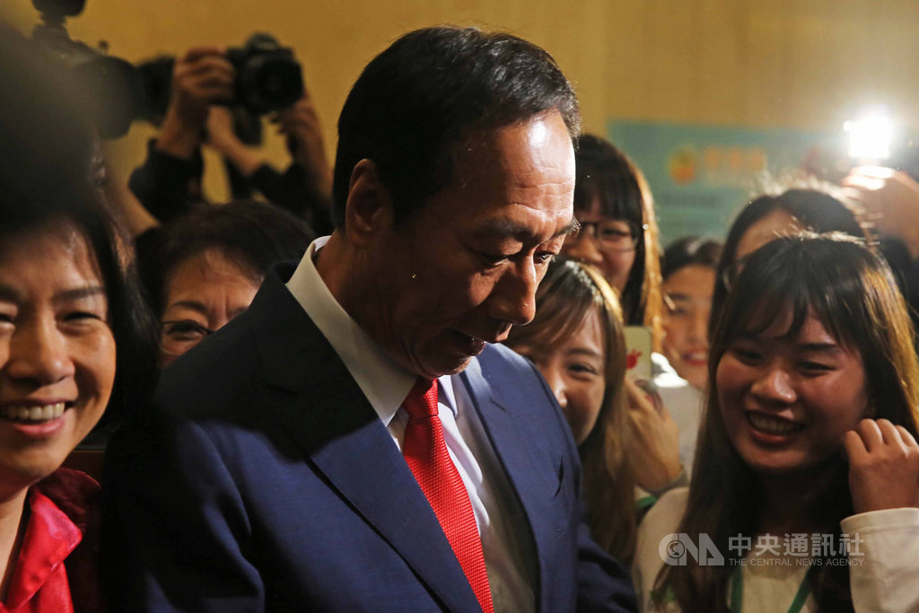 鴻海創辦人郭台銘19日出席台灣尤努斯基金會所舉辦的活動,會後受到多名粉絲包圍、要求合影。中央社記者游凱翔攝 108年11月19日