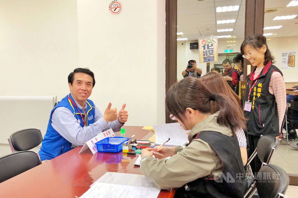 立法委員陳學聖(左)19日前往桃園市選舉委員會完成參選登記作業,選戰已經進入倒數時刻,陳學聖也提出兩岸和平、經濟繁榮、人文為本及生態永續的政見,當成往後努力目標。中央社記者吳睿騏桃園攝 108年11月19日