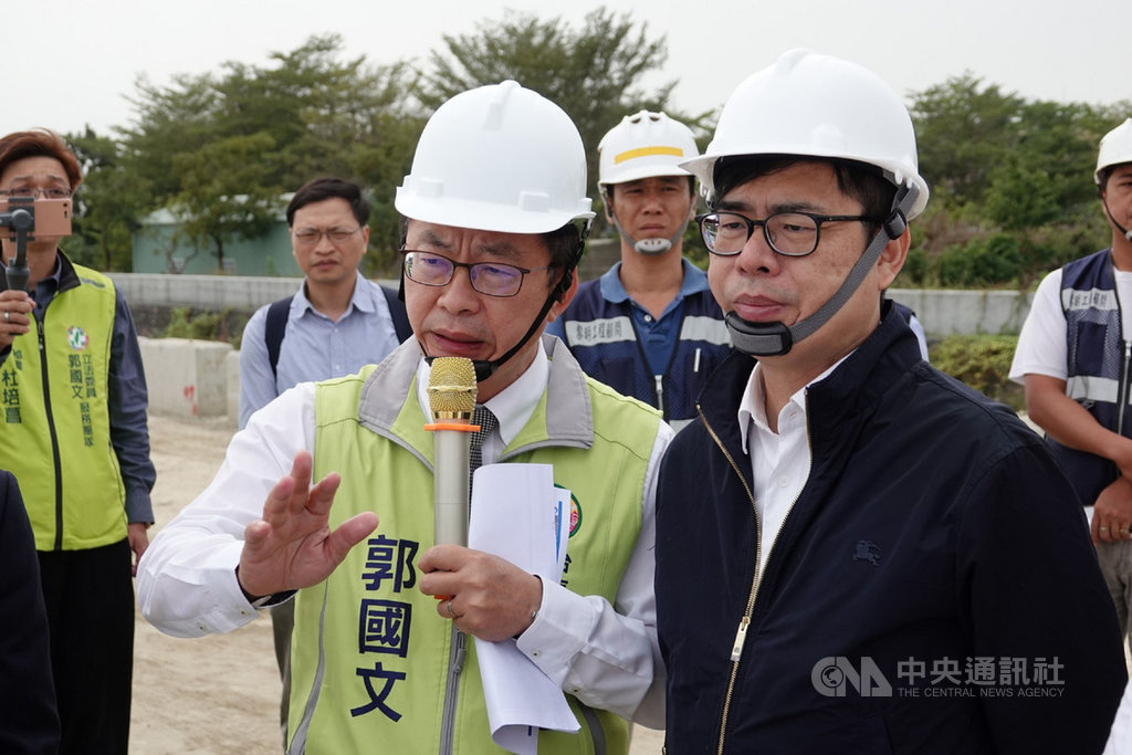 行政院副院長陳其邁(前右)19日下午在民進黨立委郭國文(前左)陪同下視察安定區安順寮排水滯洪池。陳其邁表示,此區緊鄰南部科學園區台南園區的國家重要資通訊產業重鎮,因此中央投入約新台幣2億元進行改善,解決淹水問題。(郭國文服務處提供)中央社記者楊思瑞台南傳真 108年11月19日