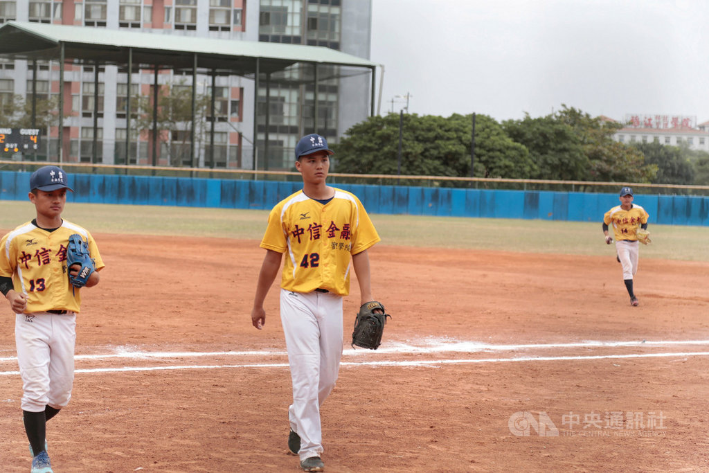 108學年度全國大專校院棒球運動聯賽(公開組一級)19日開打,中信學院首戰對上高雄大學,中信先發投手陳璽文(中)5局好投,加上打擊發揮,助隊以8比5拿下隊史公開一級首勝。(大專體總提供)中央社記者謝靜雯傳真 108年11月19日