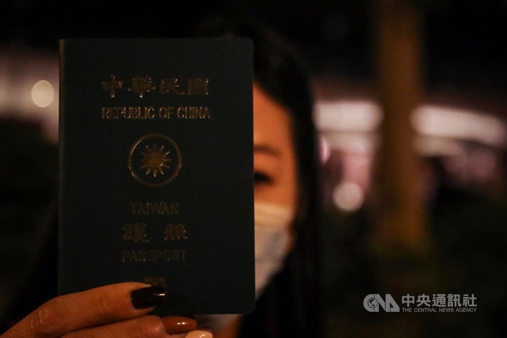 日前受困香港理工大學被捕的台籍戴姓高中生20日獲保釋,暫未控罪,家長表示孩子身體狀況良好。圖為家長出示戴姓女高中生的護照。中央社記者吳家昇攝 108年11月19日