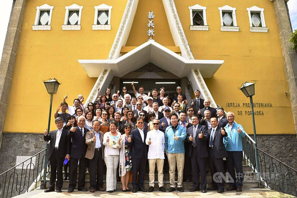 吳新興(前排右5)與第2屆中南美洲僑民會議出席人員等人拜會慕義教會,瞭解台灣早期大規模移民巴西的歷史。(聖保羅華僑文教中心提供)中央社記者唐雅陵聖保羅傳真 108年11月19日