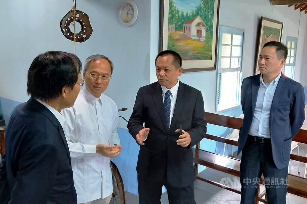 參觀台灣移民抵達巴西後的第一間禮拜堂,吳新興(左2)與駐巴西代表何建功(左)、駐聖保羅經文處處長張崇哲(右2)等人討論交換意見。(聖保羅華僑文教中心提供)中央社記者唐雅陵聖保羅傳真 108年11月19日