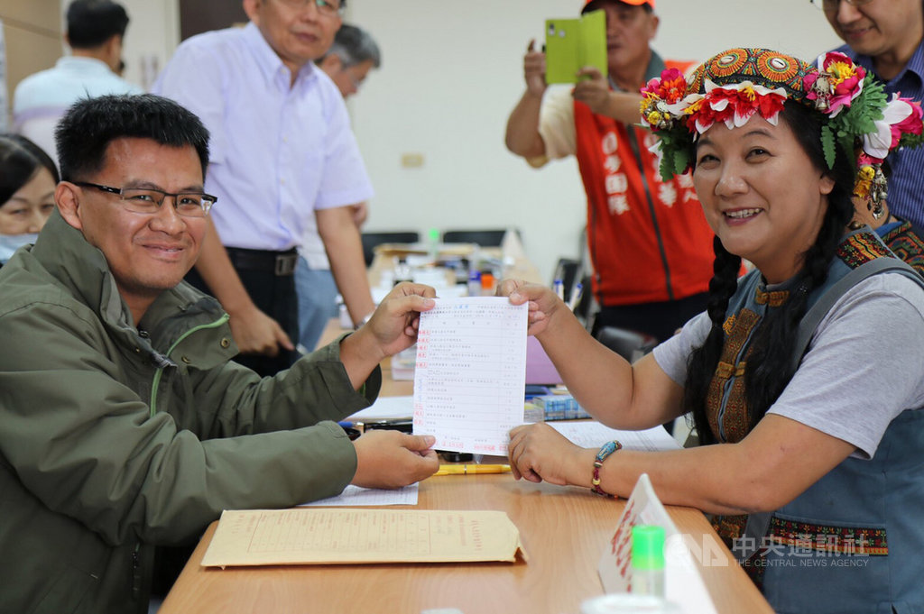 民進黨徵召的山地原住民立委參選人伍麗華(右)19日前往選委會登記,她說,屏東縣的原住民鄉鎮最多、原住民人數多,在屏東席次縮減後,更需要有人為原住民發聲。(伍麗華競選總部提供)中央社記者郭芷瑄傳真 108年11月19日