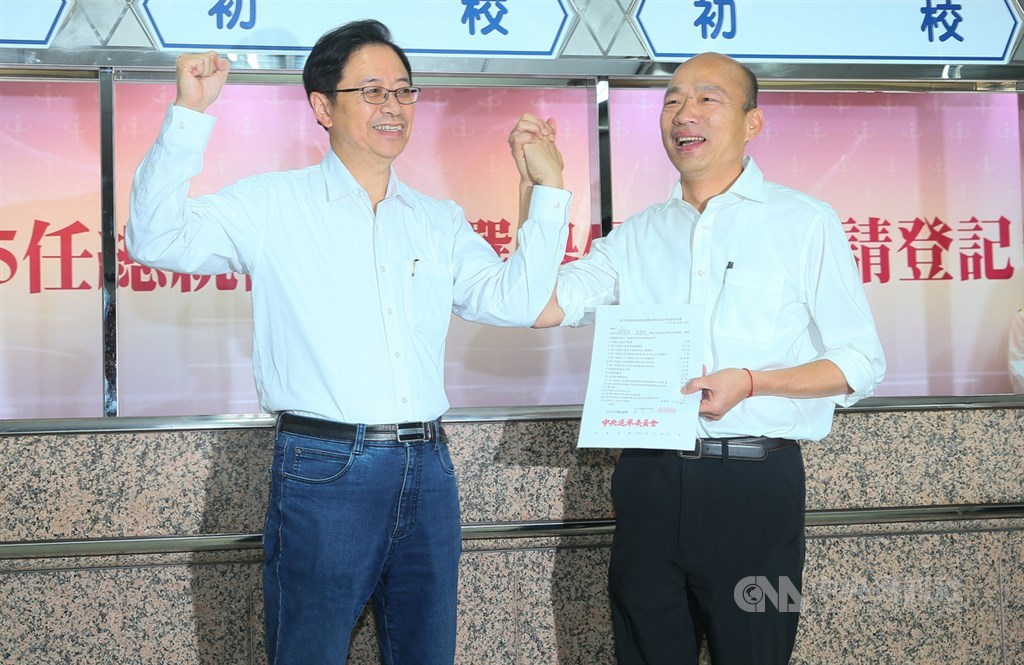 第15任總統、副總統選舉18日開始申請登記,國民黨總統參選人韓國瑜(右)與搭檔張善政(左)上午前往中選會,正式完成選舉登記。中央社記者謝佳璋攝 108年11月18日