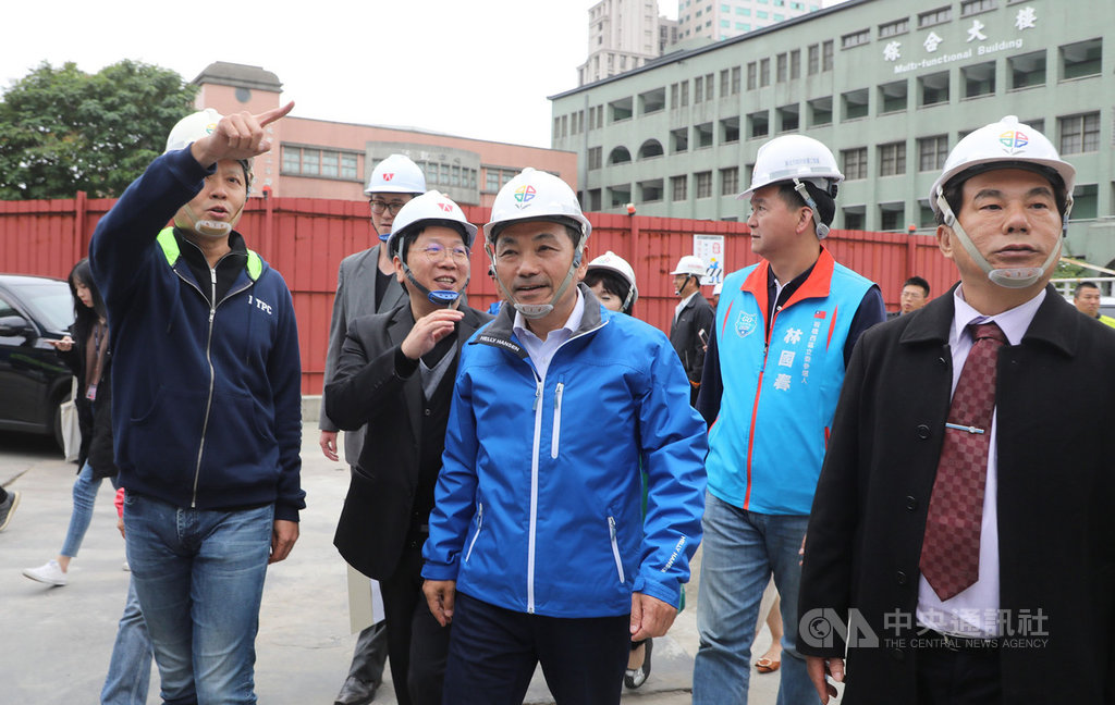 新北市長侯友宜(中)19日視察江翠國中老舊校舍整建工程表示,未來4年任期內共花費新台幣27億元整建補強老舊校舍279棟,花57億元改建新建16校的校舍,希望打造良好的學習環境。中央社記者王鴻國攝 108年11月19日