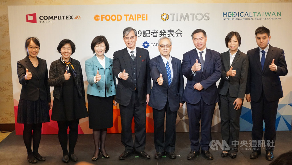 貿協19日在東京舉行「台灣產業及國際專業展聯合記者會」,介紹台灣資通訊等4項產業與4項重要展覽。東京台貿中心主任陳英顯(左4)期盼促進更多日商到台灣參展、看展。中央社記者楊明珠東京攝 108年11月19日