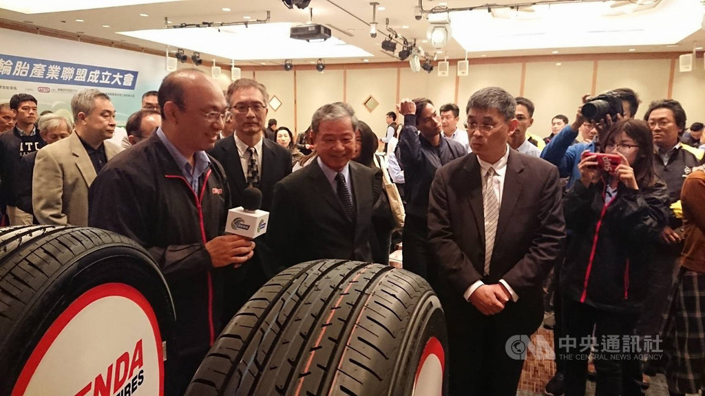 節能輪胎產業聯盟19日成立,建大工業總裁楊銀明(前排中)提到,節能胎有望成為輪胎主流。前排右一為能源局副局長李君禮。(建大提供)中央社記者潘羿菁傳真 108年11月19日