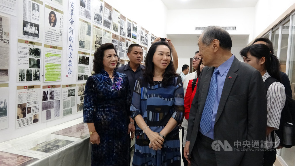 中國國民黨總統參選人韓國瑜的妻子李佳芬(中)造訪泰國,19日參觀僑社團體中華會館。中央社記者呂欣憓曼谷攝 108年11月19日