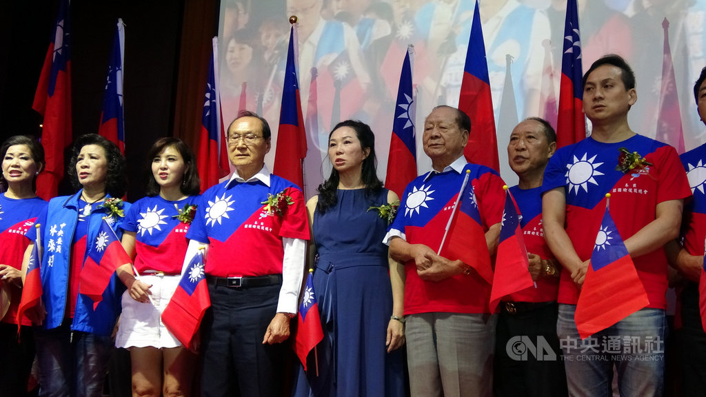 中國國民黨總統參選人韓國瑜的妻子李佳芬(右4)造訪泰國,19日晚間參加泰國韓國瑜後援總會主辦的造勢晚會。中央社記者呂欣憓曼谷攝 108年11月19日