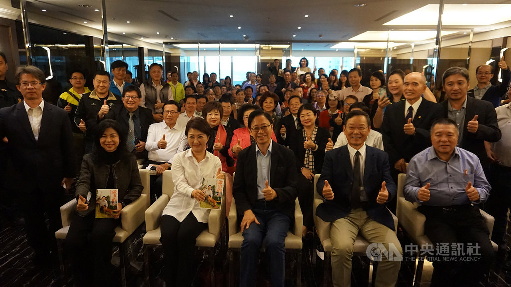 國民黨副總統參選人張善政(前右3)19日在台中舉行「做事的人」簽書會,吸引許多支持者到場相挺,台中市長盧秀燕(前右4)也出席與會。中央社記者趙麗妍攝 108年11月19日