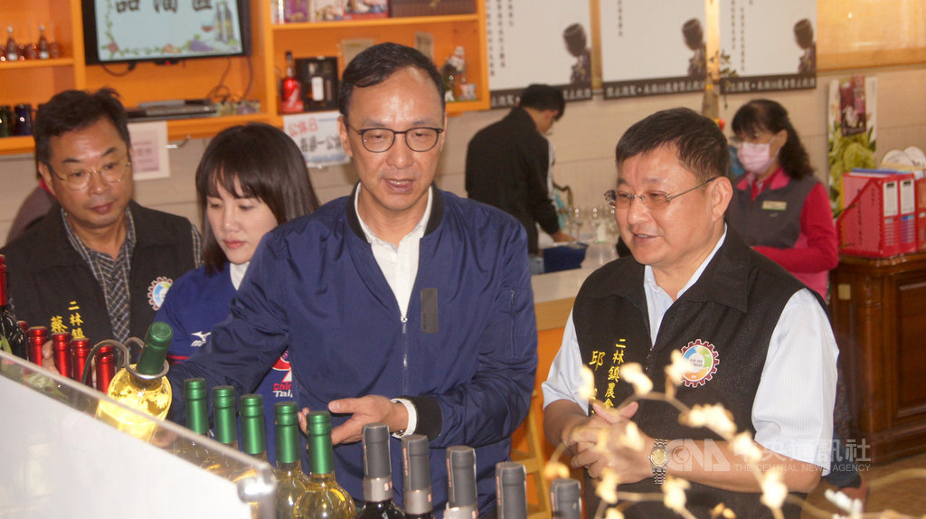 前新北市長朱立倫(左3)19日到彰化二林鎮農會的台灣酒窖,為國民黨立法委員參選人謝衣鳳(左2)輔選,朱立倫等人參觀台灣酒窖內的展示區,了解二林鎮農會所生產的農特產品。中央社記者吳哲豪彰化攝 108年11月19日