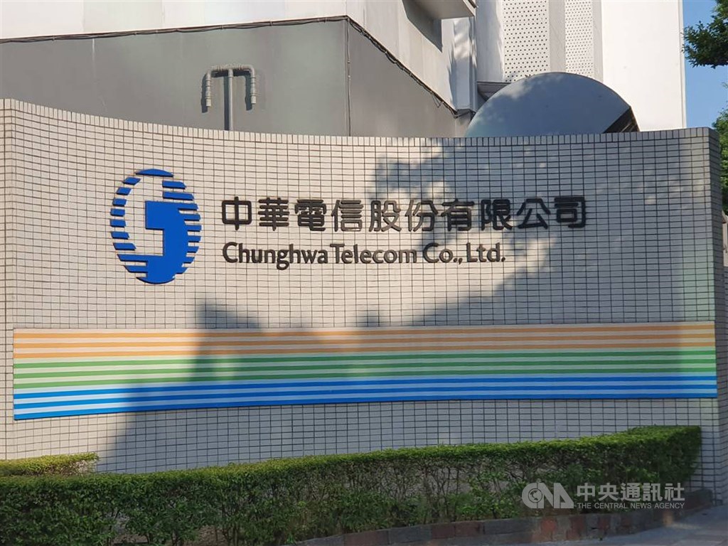 中華電信傳出修改用戶門號同意書條文,擬對超額使用網路流量的「吃到飽」客戶回溯收費。中華電信19日回應,為避免消費者誤解,已刪除新增條文,回歸原制。(中央社檔案照片)