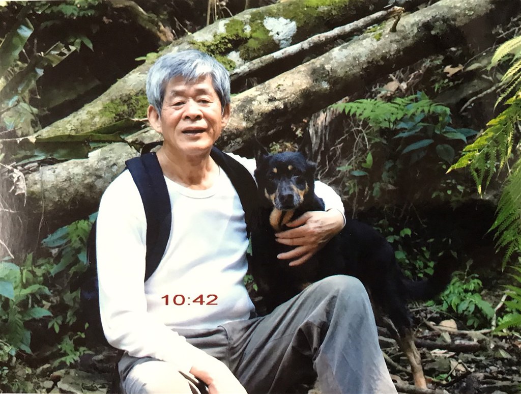 桂冠圖書公司負責人賴阿勝(圖)在苗栗三灣鄉步道疑失足墜崖身亡,女兒賴立文19日表示,出版業在台灣很辛苦,但父親從未放棄,如今意外驟逝,考慮找有同樣理想、理念者承接出版社,將「桂冠」品牌延續下去。(賴立文提供)中央社記者管瑞平傳真 108年11月19日