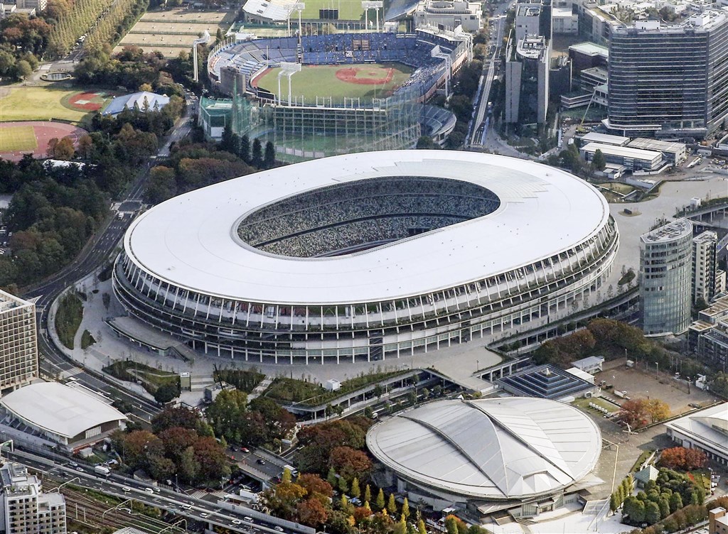 2020年東京奧運與帕運主場館「新國立競技場」所有工程已結束,整體造價約1569億日圓(約新台幣440億元),未超出原先預算規模。(共同社提供)