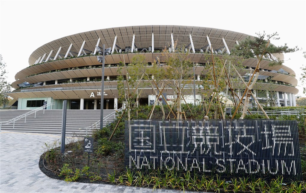 2020年東京奧運與帕運主場館「新國立競技場」所有工程已結束,待檢查完成後將如期於11月30日完工。(共同社提供)