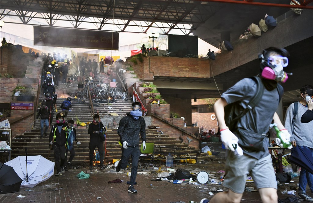 近來反送中爆發激烈警民衝突,警方從11月18日起包圍理工大學。圖為受困在校內的示威者。(共同社提供)