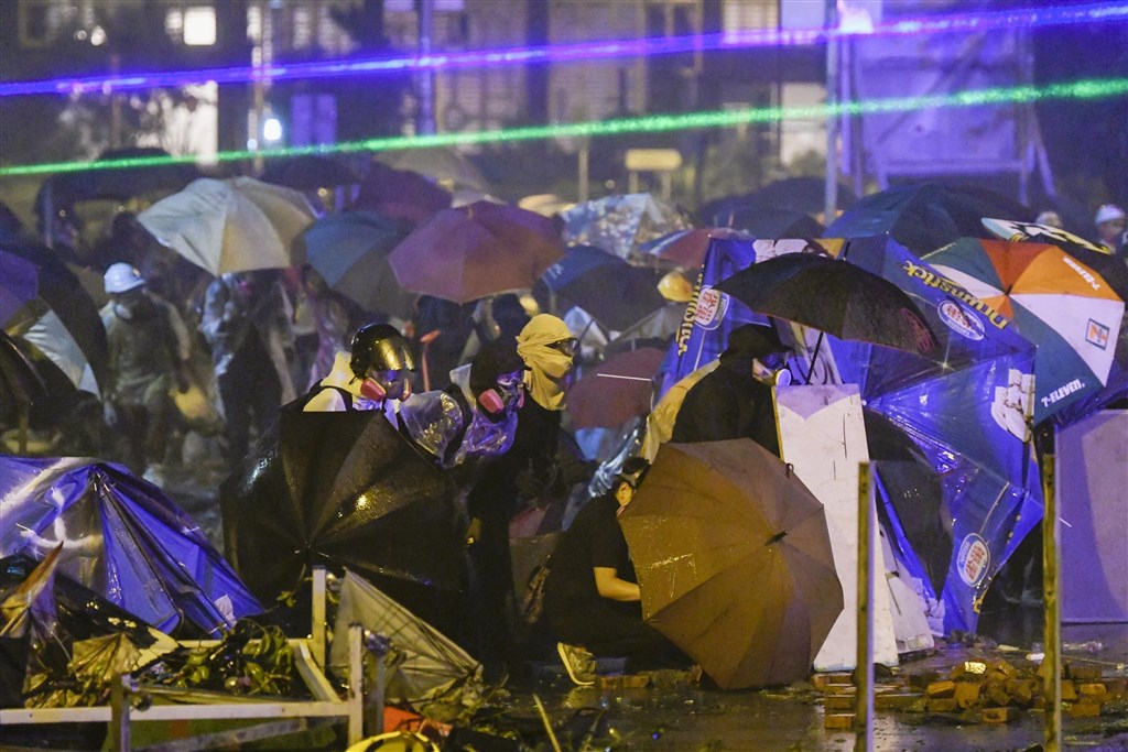 18日晚間,數千港人在上班日夜晚於九龍抗爭,試圖救出受困香港理工大學的示威者。圖為理工大學周邊爆發警民衝突。(共同社提供)