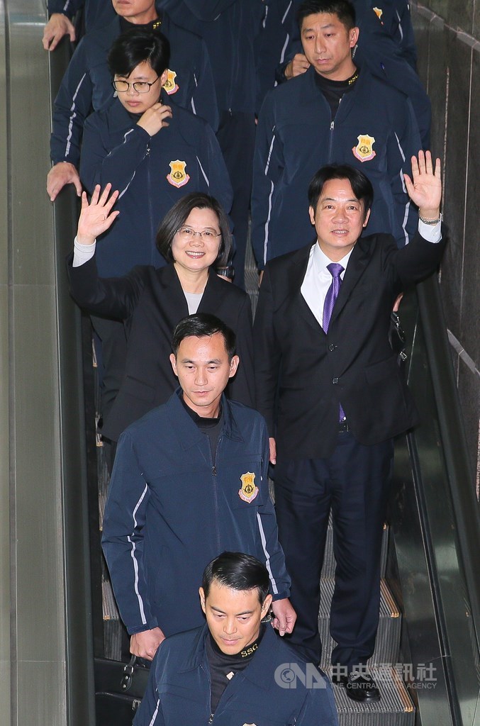 尋求連任的民進黨總統參選人蔡英文(3排左)19日下午與搭檔賴清德(3排右)前往中選會登記參選,離開時向媒體揮手致意。中央社記者謝佳璋攝 108年11月19日
