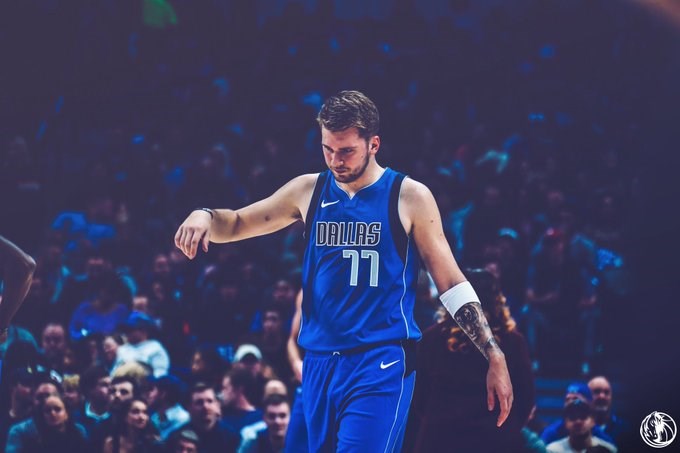美國職籃NBA達拉斯獨行俠後衛唐西奇18日轟下生涯新高42分,獨行俠以117比110擊退聖安東尼奧馬刺。(圖取自twitter.com/MavsPR)