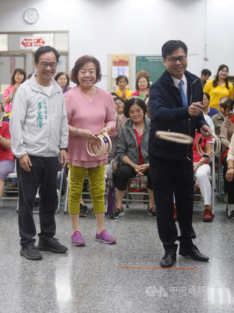 行政院副院長陳其邁(前右)19日由民進黨立委李昆澤(前左)等人陪同,訪視三民區安宜里老人共餐據點,並和長輩大玩互動遊戲,逗得現場長輩呵呵大笑。中央社記者董俊志攝 108年11月19日